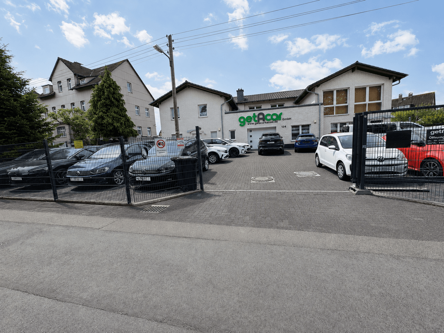 Vorschaubild: der Hof des getAcar Autohauses in Kassel mit Fahrzeugbestand