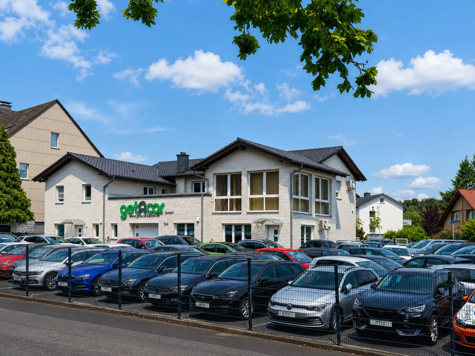 Fahrzeugbestand auf dem Hof des getAcar Autohauses